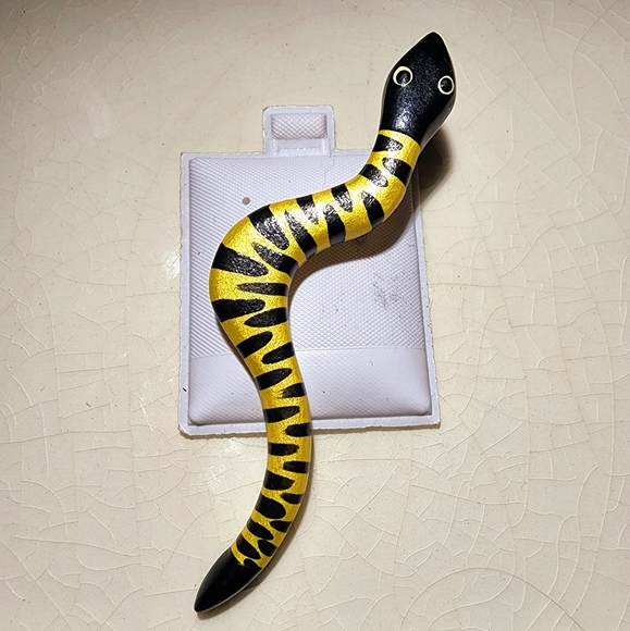 Handpainted black and yellow artisan snake brooch signed artist - Picture 2 of 6